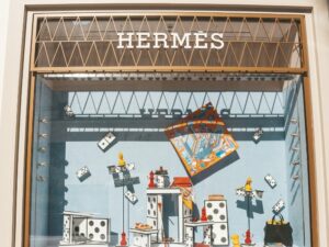 Cekricek.id – Tak jarang, selebriti hingga ibu-ibu pejabat dengan dandanan mahalnya menjinjing tas Hermes dalam berbagai penampilan. Selain itu, ada banyak brand mahal lainnya yang tak kalah sering mereka pakai hingga pamerkan lewat foto-foto yang diunggah di media sosial.