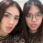 Cekricek.id, Berita Seleb dan Berita Artis – Angel Karamoy memang sudah lama diakui kecantikannya oleh para netizen. Dari sejumlah penampilan yang dibagikannya, semua menuai banyak pujian. Namun, kali ini tak hanya dirinya yang menjadi sorotan, anak perempuannya yang mewarisi kecantikannya juga ikut disorot.