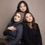 Cekricek.id, Berita Seleb dan Berita Artis – Adik kandung Natahalie Holscher resmi menyandang status sebagai mualaf baru-baru ini. Dia memilih memeluk Islam sama seperti keyakinan sang kakak. Hal itu pun membuat mantas istri komedian Sule in mengucap syukur dan membagikan video prosesi pindah agama tersebut pada media sosialnya.