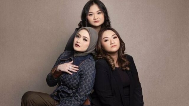 Cekricek.id, Berita Seleb dan Berita Artis – Adik kandung Natahalie Holscher resmi menyandang status sebagai mualaf baru-baru ini. Dia memilih memeluk Islam sama seperti keyakinan sang kakak. Hal itu pun membuat mantas istri komedian Sule in mengucap syukur dan membagikan video prosesi pindah agama tersebut pada media sosialnya.