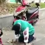 Cekricek.id, Berita Viral - Seorang pemuda dari provinsi Sichuan, Cina ini menghabiskan hampir 21 jam waktunya untuk berlutut di depan tempat kerja sang mantan pacar. Tak jauh berbeda dari kebanyakan budak cinta lainnya, dia ternyata melakukan hal itu dengan alasan yang lumrah.