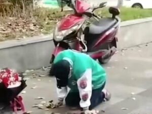 Cekricek.id, Berita Viral - Seorang pemuda dari provinsi Sichuan, Cina ini menghabiskan hampir 21 jam waktunya untuk berlutut di depan tempat kerja sang mantan pacar. Tak jauh berbeda dari kebanyakan budak cinta lainnya, dia ternyata melakukan hal itu dengan alasan yang lumrah.