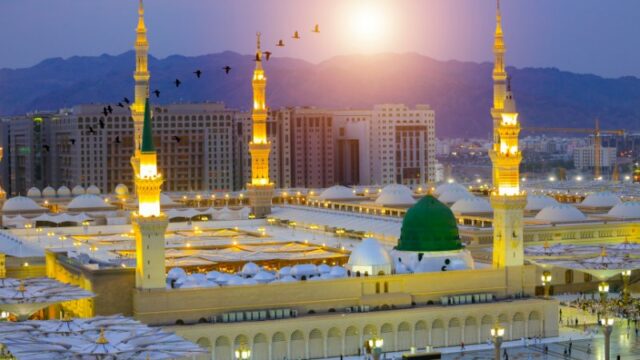 Cekricek.id, Portal Islam – Sebelum seperti sekarang, Kota Madinah telah mengalami perkembangan yang pesat bahkan sejak tahun 1550 silam. Namun, sedikit berbeda dengan bentuk masjid nabawi yang terkesan memiliki bangunan tak jauh berbeda dari waktu ke waktu.