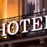 Cekricek.id - Hotel cinta yang bisa ditemukan di Jepang merupakan adalah hotel yang menawarkan kamar ganda untuk jangka waktu singkat kepada pelanggannya. Biasanya orang-orang dapat menyewa kamar selama minimal satu hingga tiga jam di siang hari, yang disebut "istirahat", atau sepanjang malam, yang disebut "menginap" dan dimulai setelah jam 10 malam.