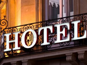 Cekricek.id - Hotel cinta yang bisa ditemukan di Jepang merupakan adalah hotel yang menawarkan kamar ganda untuk jangka waktu singkat kepada pelanggannya. Biasanya orang-orang dapat menyewa kamar selama minimal satu hingga tiga jam di siang hari, yang disebut "istirahat", atau sepanjang malam, yang disebut "menginap" dan dimulai setelah jam 10 malam.
