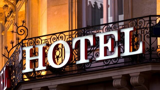 Cekricek.id - Hotel cinta yang bisa ditemukan di Jepang merupakan adalah hotel yang menawarkan kamar ganda untuk jangka waktu singkat kepada pelanggannya. Biasanya orang-orang dapat menyewa kamar selama minimal satu hingga tiga jam di siang hari, yang disebut "istirahat", atau sepanjang malam, yang disebut "menginap" dan dimulai setelah jam 10 malam.