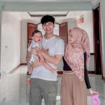 Cekricek.id, Berita Seleb dan Berita Artis – Ria Ricis baru-baru ini memamerkan rumah baru untuk putri kecilnya, Moana. Rumah tersebut direncanakan untuk dilakukan renovasi agar terlihat lebih cantik sebelum mereka pindah dan menetap di sana. Hal itu disampaikan oleh YouTuber berhijab itu sendiri lewat unggahan terbarunya.
