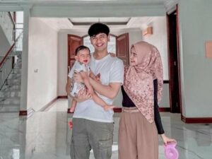 Cekricek.id, Berita Seleb dan Berita Artis – Ria Ricis baru-baru ini memamerkan rumah baru untuk putri kecilnya, Moana. Rumah tersebut direncanakan untuk dilakukan renovasi agar terlihat lebih cantik sebelum mereka pindah dan menetap di sana. Hal itu disampaikan oleh YouTuber berhijab itu sendiri lewat unggahan terbarunya.
