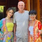 Cekricek.id, Berita Seleb dan Berita Artis – Artis cantik Cinta Laura membagikan momen perayaan Idul Fitri bersama keluarganya lewat sebuah unggahan baru-baru ini. Dia tampil dengan setelan outfit santai, begitu juga dengan ayah, ibu dan anggita keluarga lainnya.