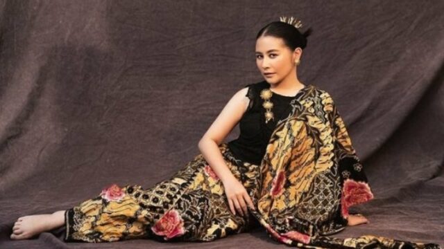 Cekricek.id, Berita Seleb dan Berita Artis – Prilly Latuconsina tampil menawan dengan balutan outfit motif batik paduan warna hitam, kuning dan sedikit merah. Rambut dan wajahnya yang dirias sedemikia rupa menambah pancaran kecantikannya lewat beberapa buah foto hasil dari pemotretan yang dia bagikan belum lama ini.