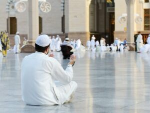 Cekricek.id, Berita Viral – Umur merupakan salah satu hal yang tak dapat diprediksi oleh manusia. Sama halnya yang terjadi pada pria pemabuk asal Maroko yang meninggal dunia saat menunaikan salat di sebuah masjid. Dalam keadaan mabuk, dia menghembuskan nafas terakhinya tepat pada sujud kedua.