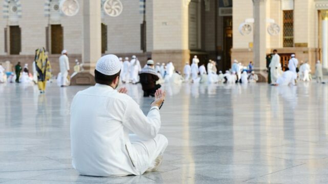 Cekricek.id, Berita Viral – Umur merupakan salah satu hal yang tak dapat diprediksi oleh manusia. Sama halnya yang terjadi pada pria pemabuk asal Maroko yang meninggal dunia saat menunaikan salat di sebuah masjid. Dalam keadaan mabuk, dia menghembuskan nafas terakhinya tepat pada sujud kedua.