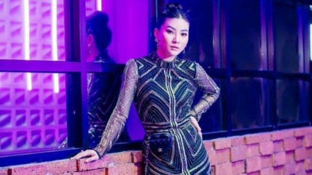 Cekricek.id, Berita Seleb dan Berita Artis – Sarwendah sebelumnya pernah bergabung sebagai anggota dari girl band asal Indonesia, Cherrybelle. Saat itu, nama panggungnya yang dikenal oleh penggemar adalah Wenda dan memulai debut grup pada tahun 2011. Setahun setelahnya, tepatnya pada 2012, istri Ruben Onsu tersebut dikabarkan keluar dari grup tersebut.