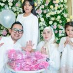 Cekricek.id, Berita Seleb dan Berita Artis – Gilang Widhia Pramana alias Juragan 99 sukses membuat netizen tentang betapa sultannya dirinya. Dalam momen perayaan Idul Fitri Tahun ini, pengusaha muda tersebut melakukan kegiatan bagi-bagi THR dengan angpao yang berisi uang senilai jutaan rupiah.