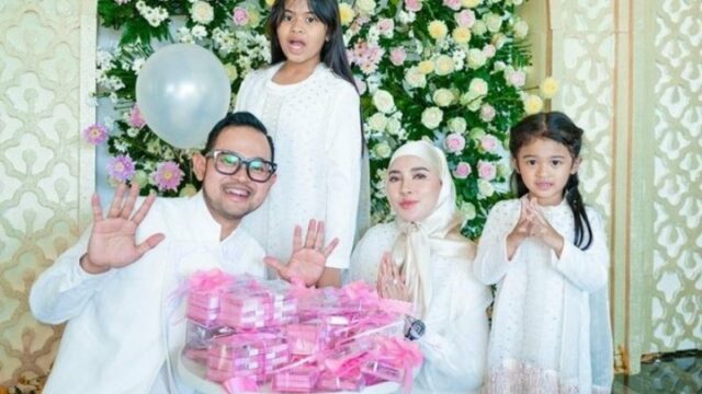 Cekricek.id, Berita Seleb dan Berita Artis – Gilang Widhia Pramana alias Juragan 99 sukses membuat netizen tentang betapa sultannya dirinya. Dalam momen perayaan Idul Fitri Tahun ini, pengusaha muda tersebut melakukan kegiatan bagi-bagi THR dengan angpao yang berisi uang senilai jutaan rupiah.