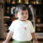 Cekricek.id, Berita Seleb dan Berita Artis – Ameena semakin menggemaskan dengan penampilan barunya yang terlihat berbeda dari biasanya. Putri semata wayang Atta Halilintar dan Aurel Hermansyah itu tampil dengan mengepang dua rambut hitam lebatnya dengan ikat rambut lucu berbentuk stroberi.