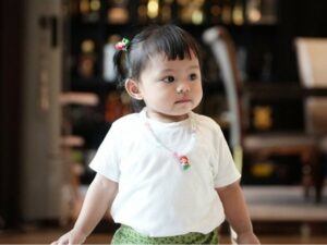 Cekricek.id, Berita Seleb dan Berita Artis – Ameena semakin menggemaskan dengan penampilan barunya yang terlihat berbeda dari biasanya. Putri semata wayang Atta Halilintar dan Aurel Hermansyah itu tampil dengan mengepang dua rambut hitam lebatnya dengan ikat rambut lucu berbentuk stroberi.