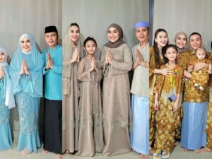 Cekricek.id, Berita Seleb dan Berita Artis – Ayu Ting Ting dan keluarga rutin membagikan outfit harian mereka selama merayakan Hari Raya Idul Fitri 1444 Hijriah. Penyanyi dangdut berparas cantik itu tampil kompak bersama keluarga besarnya dengan penampilan yang terus bergonta-ganti hingga hari ketiga lebaran kali ini.