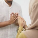 Cekricek.id – Lebaran memang menyenangkan dan harus disambut dengan suka cita, namun bagi kaum jomblo hal tersebut mungkin menjadi sumber keresahan. Pasalnya, ketika merayakan Hari Raya Idul Fitri, biasanya sanak keluarga akan berkumpul atau berkunjung. Ketika pembicaraan dibuka, berbagai pertanyaan menohok tentang jodoh biasanya menjadi sesutau yang sulit dihindari.