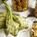 Cekricek.id, Kesehatan – Lebaran Idul Fitri bisa disebut juga momen spesial sebagai surganya makanan enak. Mulai dari kue kering hingga hidangan berat yang disajikan beraneka macam dan dalam porsi besar oleh setiap keluarga. Tak jarang, orang-orang memanfaatkannya untuk menyenangkan perut masing-masing.