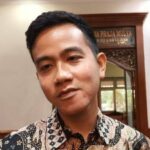 Cekricek.id, Berita Seleb dan Berita Artis – Putra Sulung Presiden Joko Widodo, Gibran Rakabuming Raka dikenal sebagai tokoh publik yang suka anime. Beberapa kali dalam video conference, dia kerap menjadikan poster salah satu animasi Jepang tersebut sebagai background visualnya.