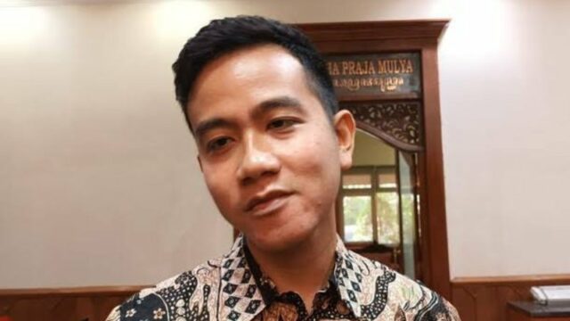 Cekricek.id, Berita Seleb dan Berita Artis – Putra Sulung Presiden Joko Widodo, Gibran Rakabuming Raka dikenal sebagai tokoh publik yang suka anime. Beberapa kali dalam video conference, dia kerap menjadikan poster salah satu animasi Jepang tersebut sebagai background visualnya.