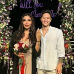 Cekricek.id, Berita Seleb dan Berita Artis – Millen Cyrus kini tengah berbahagia karena baru saja menerima lamaran dari sang kekasih. Kebahagiaan itu jelas terpancar dari rona wajahnya saat membagikan foto-foto dari momen lamaran yang berlangsung belum lama ini.
