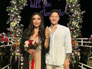 Cekricek.id, Berita Seleb dan Berita Artis – Millen Cyrus kini tengah berbahagia karena baru saja menerima lamaran dari sang kekasih. Kebahagiaan itu jelas terpancar dari rona wajahnya saat membagikan foto-foto dari momen lamaran yang berlangsung belum lama ini.