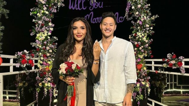 Cekricek.id, Berita Seleb dan Berita Artis – Millen Cyrus kini tengah berbahagia karena baru saja menerima lamaran dari sang kekasih. Kebahagiaan itu jelas terpancar dari rona wajahnya saat membagikan foto-foto dari momen lamaran yang berlangsung belum lama ini.