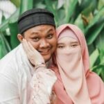Cekricek.id, Berita Seleb dan Berita Artis – Istri dari penyanyi Virgoun, membeberkan keburukan sang suami yang ketahuan berselingkuh. Lewat media sosialnya, perempuan yang dikenal memakai cadar itu membagikan isi sejumlah tangkapan layar chat milik suaminya dengan seseorang yang tidak disebutkan namanya.