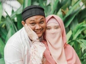 Cekricek.id, Berita Seleb dan Berita Artis – Istri dari penyanyi Virgoun, membeberkan keburukan sang suami yang ketahuan berselingkuh. Lewat media sosialnya, perempuan yang dikenal memakai cadar itu membagikan isi sejumlah tangkapan layar chat milik suaminya dengan seseorang yang tidak disebutkan namanya.