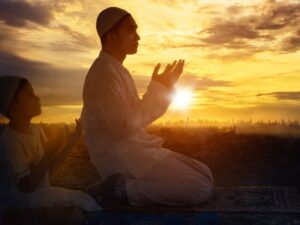 Cekricek.id, Portal Islam – Salat istisqa adalah salat yang dilakukan untuk memohon kepada Allah SWT untuk berkenan mendatangkan hujan di wilayah tersebut. Biasanya salat ini dilakukan karena umat muslim merasa sangat membutuhkan, misalnya ketika terjadi kemarau panjang yang mengakibatkan banyak dampak.