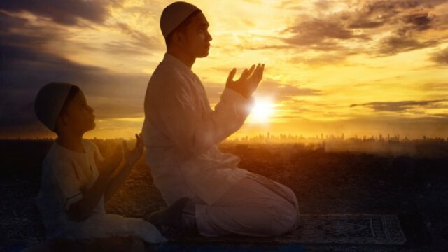 Cekricek.id, Portal Islam – Salat istisqa adalah salat yang dilakukan untuk memohon kepada Allah SWT untuk berkenan mendatangkan hujan di wilayah tersebut. Biasanya salat ini dilakukan karena umat muslim merasa sangat membutuhkan, misalnya ketika terjadi kemarau panjang yang mengakibatkan banyak dampak.