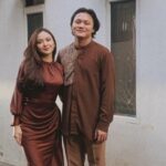 Cekricek.id, Berita Seleb dan Berita Artis – Mahalini terlihat begitu cantik dan anggun dengan balutan gamis yang dikenakan pada momen lebaran baru-baru ini. Meski seorang non muslim, namun dia juga ikut berkumpul bersama dengan keluarga kekasihnya, Rizky Febian.