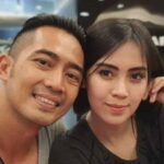 Cekricek.id, Berita Seleb dan Berita Artis – Yama Carlos, aktor dan model berusia 42 tahun itu sukses membuat gempar jagad maya berkat kemunculannya baru-baru ini. Kepada awak media, dia membeberkan bahwa istrinya, Arfita Dwi Putri telah berselingkuh.