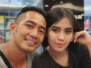 Cekricek.id, Berita Seleb dan Berita Artis – Yama Carlos, aktor dan model berusia 42 tahun itu sukses membuat gempar jagad maya berkat kemunculannya baru-baru ini. Kepada awak media, dia membeberkan bahwa istrinya, Arfita Dwi Putri telah berselingkuh.