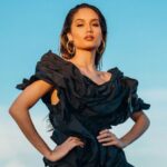 Cekricek.id, Berita Seleb dan Berita Artis – Cinta Laura dengan gaya elegannya membuat para penggemar semakin jatuh hati. Dalam pemotretan terbaru, aktris blasteran Indonesia dan Jerman tersebut tampil memukau dengan balutan dress hitam dan pemandangan tepi pantai. Dia pun menamakan gaya penampilan tersebut sebagai penyihir laut.