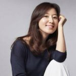 Cekricek.id, Berita Seleb dan Berita Artis – Kim Hee Ae, pemain utama di drakor The World of the Married menuai sanjungan atas foto-foto masa mudanya. Penampilannya yang cantik dan imut berhasil membelalakkan mata banyak orang terlebih wajahnya alami tanpa oplas.