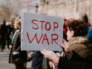 Cekricek.id – Buku The Art of War karya Sun Tzu tetap relevan sampao saat ini, karena pengarangnya mengakui konflik sebagai bagian universal dari kehidupan. Tidak Hanya berbicara tentang taktik pertempuran pada zamannya, dia juga berusaha untuk mengeksplorasi psikologi perang dan bagaimana kita dapat memanfaatkannya dengan bijak.