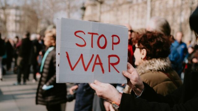 Cekricek.id – Buku The Art of War karya Sun Tzu tetap relevan sampao saat ini, karena pengarangnya mengakui konflik sebagai bagian universal dari kehidupan. Tidak Hanya berbicara tentang taktik pertempuran pada zamannya, dia juga berusaha untuk mengeksplorasi psikologi perang dan bagaimana kita dapat memanfaatkannya dengan bijak.