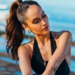 Cekricek.id, Berita Seleb dan Berita Artis – Cinta Laura membagikan hasil pemotretan terbarunya yang diambil dengan memakai latar pemandangan pantai yang indah. Penampilannya yang cantik dengan balutan bikini elegan berwarna hitam sukses menarik perhatian banyak netizen untuk memuji kecantikannya.