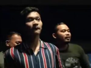 Seorang pria ditangkap polisi saat nonton bioskop bareng pacaar, diduga merupakan pelaku pencuri motor yang berada di Pekan Baru.