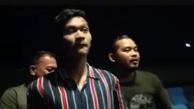 Seorang pria ditangkap polisi saat nonton bioskop bareng pacaar, diduga merupakan pelaku pencuri motor yang berada di Pekan Baru.