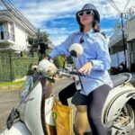 Cekricek.id, Berita Artis dan Berita Seleb - Netizen ramai membicarakan alasan mengapa Denise Chariesta menjual mobil, kini ke pasar naik motor