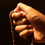 Cekricek.id, Portal Islam -  Banyak pertanyaan dari netizen berkaitan dengan waktu menambahkan doa dalam salat, bolehkah demikian?
