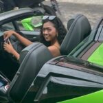 Hotman Paris unggahan foto barunya yang memamerkan seorang cewek berkulit hitam yang duduk di dalam mobil baru.