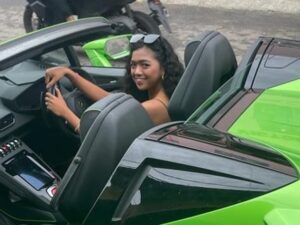 Hotman Paris unggahan foto barunya yang memamerkan seorang cewek berkulit hitam yang duduk di dalam mobil baru.