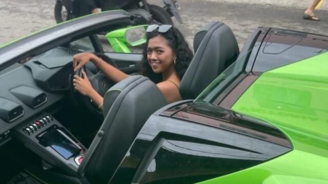 Hotman Paris unggahan foto barunya yang memamerkan seorang cewek berkulit hitam yang duduk di dalam mobil baru.
