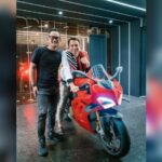Cekricek.id, Berita Artis dan Berita Seleb - Presenter kondang Raffi Ahmad terlihat amat girang. Ketika mendapatkan hadiah berupa motor mewah