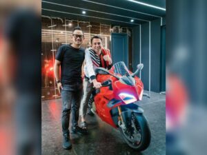 Cekricek.id, Berita Artis dan Berita Seleb - Presenter kondang Raffi Ahmad terlihat amat girang. Ketika mendapatkan hadiah berupa motor mewah